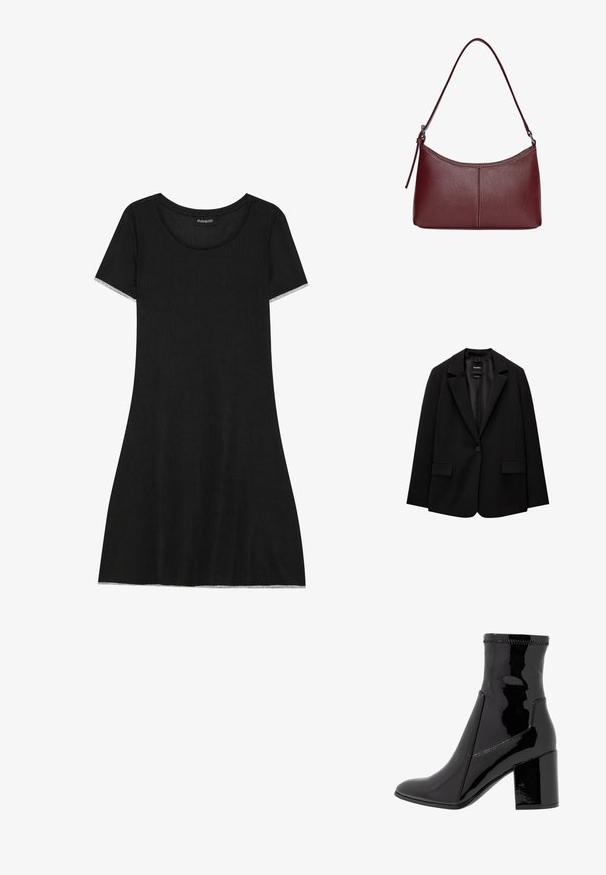 Czarna marynarka wykonana z gładkiego materiału, z pojedynczym zapięciem na guzik, wykrojonymi klapami i dwoma przednimi kieszeniami. Minimalistyczny design, dopasowany krój.; Czarna sukienka z krótkim rękawem i okrągłym dekoltem, wykonana z żebrowanego materiału. Posiada prosty krój i subtelne wykończenie krawędzi rękawów.; Czarne lakierowane botki za kostkę o gładkiej fakturze, z ostro zakończonym noskiem i wyraźnym blokowym obcasem. Charakteryzują się brakiem zamka oraz kontrastowym przeszyciem.; Bordowa torebka skórzana o zaokrąglonym kształcie, z jednym paskiem na ramię i przeszyciami w centrum. Gładka faktura, minimalna ilość elementów metalowych.