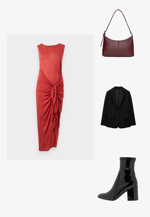 Musta bleiseri, joka on valmistettu sileästä kankaasta, yksittäisellä nappikiinnityksellä, viistetyt kaulukset ja kaksi etutaskua. Minimalistinen muotoilu, istuva leikkaus.; Koralli värinen hihaton midi-mekko, jossa on koottu etupidon yksityiskohta ja pyöreä kaula-aukko, valkoista taustaa vasten.; Musta lakattu nilkkuri, jossa on sileä pinta, terävä kärki ja jämäkkä lohko korko. Suunnittelussa ei ole vetoketjua ja siinä on kontrastiväriompeleet.; Maroon-värinen nahkalaukku, jossa on kaareva muoto, yksi olkahihna ja keskellä ommeltu yksityiskohta. Sileä pinta, minimaalinen varustelu.