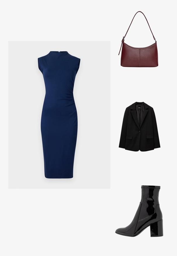 Černý blazer vyrobený z hladké tkaniny s jednotlivým knoflíkovým zapínáním, klopovými límci a dvěma předními kapsami. Minimalistický design, perfektní střih.; Námořnická modrá bezramínková šaty vyrobené z elastického materiálu, s přiléhavým střihem, vysokým výstřihem a bočními řasenými detaily.; Černé lakované kotníkové boty s hladkým povrchem, špičatou špičkou a strukturovaným blokovým podpatkem. Obsahují design bez zipu a kontrastní švy.; Vínová kožená kabelka s zakřiveným tvarem, jediným ramenním popruhem a prošíváním ve středu. Hladký povrch, minimální kovové prvky.