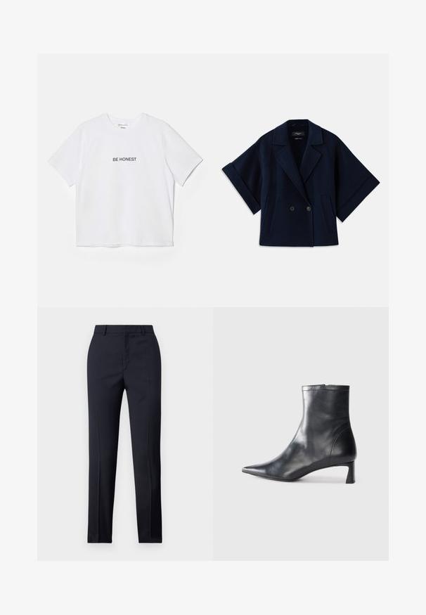 Veste en mélange de laine bleu marine avec un col châle, fermeture à double boutonnage, manches courtes et deux poches avant.; T-shirt en coton blanc à manches courtes et col rond, ornée d'un texte brodé noir "SOIS HONNÊTE" centré sur le devant.; Pantalons ajustés bleu marine avec une coupe droite, présentant une texture lisse, deux poches avant et une taille épurée.; Bottine en cuir noir avec un bout pointu et un design épuré. Présente un petit talon et une fermeture éclair à l'arrière. Texture lisse.