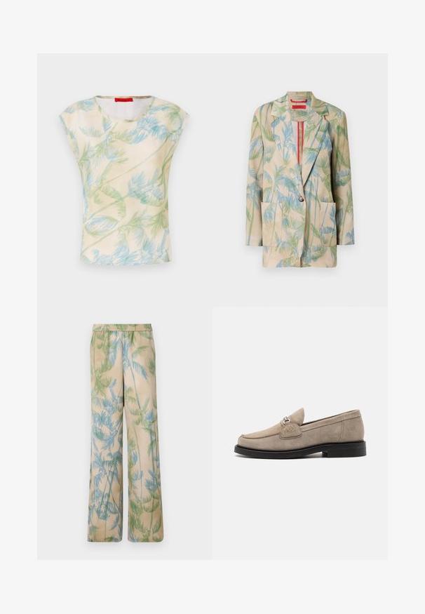 Leichtgewichtiger beigefarbener Blazer mit grünen und blauen Palmblatt-Mustern, Ein-Knopf-Verschluss und zwei vorderen Taschen. Futter mit roten Akzenten.; Kurzärmliges Oberteil aus leichtem Stoff mit cremefarbenem Hintergrund und einem Muster aus grünen und blauen Palmblättern. Rundhalsausschnitt, lockere Passform.; Bequeme, leichte Hosen in Beige mit grünen und blauen Blattdruckmotiven, ausgestattet mit einem elastischen Bund und weit geschnittenen Beinen.; Beige Wildleder Slipper mit flacher schwarzer Sohle, ausgestattet mit einer dekorativen silbernen Schnalle und dezenten Stickdetails im Obermaterial.