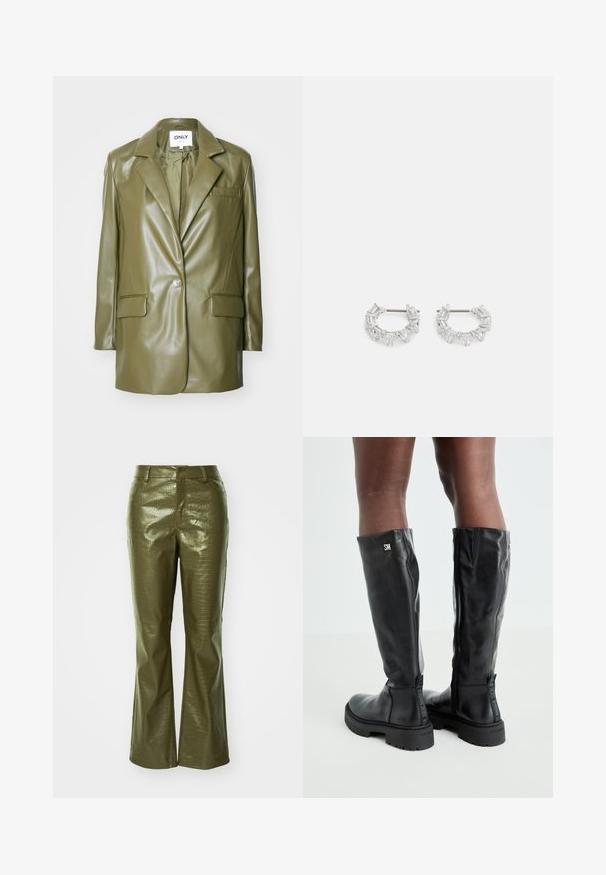 Blaser z imitace olivově zelené kůže s klopou, zapínáním na jeden knoflík, dvěma předními kapsami a elegantní, hladkou texturou.; Dvě topy: jeden béžový a jeden černý. Oba mají tenké ramínka, přiléhavý střih a jemnou, hladkou texturu.; Zelené kalhoty z umělé kůže s krokodýlí strukturou, s přiléhavým pasem a rozšířenými nohavicemi. Materiál má lesklý povrch.; Černé kožené vysoké boty až ke kolenům s hladkou texturou, kulatou špičkou, robustní podrážkou a zipovým uzávěrem. Na boku je vyražené stříbrné logo.; Stříbrné kruhové náušnice s průhlednými, obdélníkovými a trojúhelníkovými krystaly uspořádanými v vzorovaném designu. Klipy pro bezpečné upevnění.