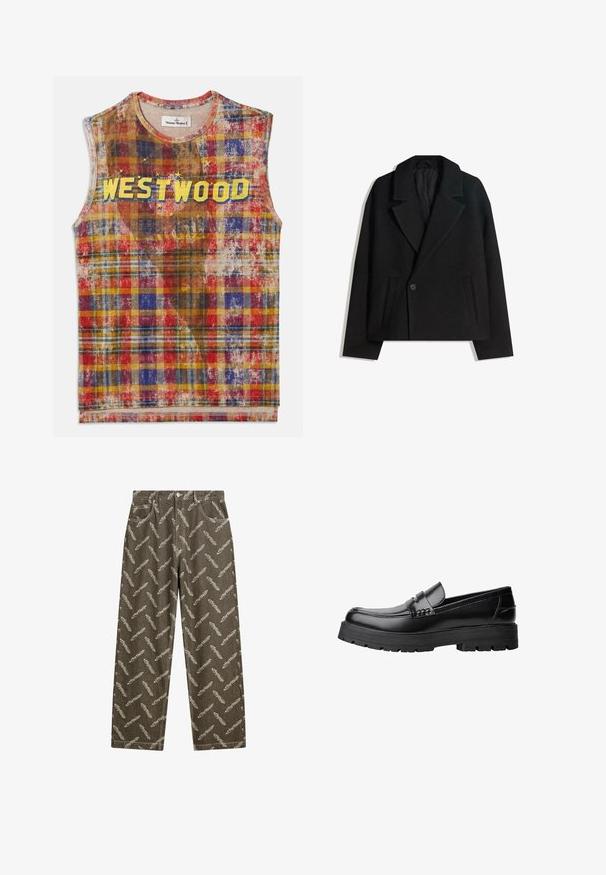 Fekete gyapjú keverék, kétsoros kabát strukturált hajtókákkal, két oldalsó zsebbel és egysoros gombzárral. Puha, texturált anyag.; Ujj nélküli kockás felső piros, kék, sárga és barna árnyalatokkal, amelyen a "WESTWOOD" szó vastag sárga betűkkel van feltüntetve a mellkason, csillag díszítésekkel.; Világos bézs színű, teljesen tollmintás khaki farmerek. Laza szabás, standard zsebekkel és kontrasztos varrási részletekkel.; Fekete bőr loaferek vastag, bordázott talppal és díszcsíkkal az upper rész felett, bal oldali profilmódban, fehér háttér előtt.
