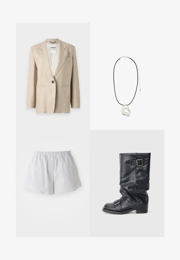 Blazer de lino beige con un solo botón negro, solapas de muesca, dos bolsillos frontales y un corte relajado. Interior sin forro.; Dos camisetas de algodón negras con cuello redondo, mangas cortas y una textura suave. Cada camiseta es idéntica y presenta la etiqueta de la marca en el cuello.; Pantalones cortos a rayas en algodón azul claro y blanco, con una cintura elástica y un ajuste relajado, con aberturas laterales para facilitar el movimiento.; Bota de cuero negro con un eje plegado, que presenta dos hebillas plateadas. Punta redondeada y diseño de suela baja y plana. Textura suave, con detalles mínimos.; Pilgrim UNFOLD - Collar - silver-coloured
