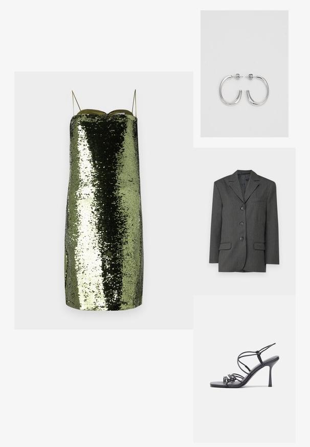 Tamnosivi sako s prugama, s izrezanim reverima, tri prednja gumba, dvije prednje džepa i jedan džep na prsima. Glatka tekstura tkanine.; Zelena haljina s šarenim šljokicama ravnog kroja, s tankim podesivim naramenicama, koja ima reflektirajuću teksturu i uski siluetu.; Crne sandale na visokoj potpetici imaju tanke trake s čvorastim dizajnom, glatki kvadratni vrh i elegantnu stiletto petu.; Svijetlosivi metalik ruksač s lancem, ukrašen malim okruglim metalnim zakovicama i trokutastim logotipom marke.; Srebrne naušnice u obliku obruča sa glatkom, sjajnom površinom, zakrivljenog oblika i zatvaranjem na čep. Minimalistički dizajn s modernim završetkom.
