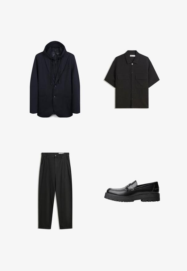 Blazer bleu marine avec capuche, doté d'une fermeture à deux boutons, de revers, de deux poches avant et d'un cordon de serrage au niveau de la capuche. Texture de tissu lisse.; Chemise noire à manches courtes en tissu à texture lisse, avec deux poches avant, un col classique et une fermeture à boutons.; Pantalon en coton noir avec une coupe décontractée, dotés d'une taille classique, de plis à l'avant et de poches latérales. Texture lisse sans motifs.; Mocassin en cuir noir avec semelle épaisse à motifs et une sangle décorative sur le dessus, présenté en profil sur le côté gauche sur fond blanc.