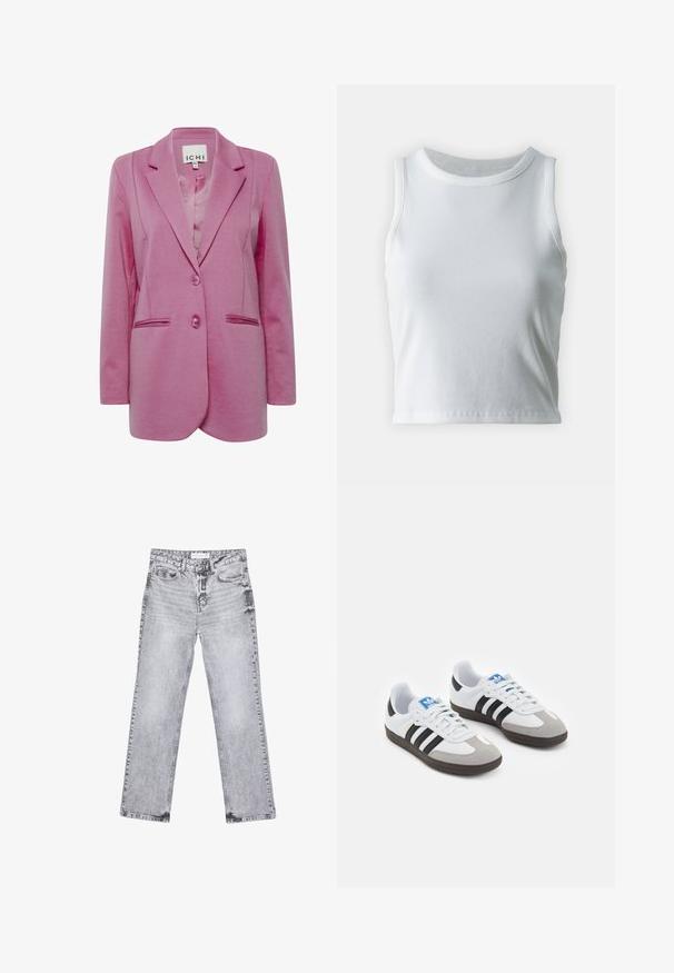 Blazer rosa con una vestibilità sartoriale, due bottoni, rever a punta e tasche laterali. Tessuto liscio con una finitura leggermente testurizzata.; Top a canotta bianco a coste con scollatura rotonda e senza maniche, caratterizzato da un orlo dritto e una texture liscia e elastica.; Jeans in denim grigio con taglio dritto, dettagli sfilacciati, cinque tasche e rivetti in rame. La cintura presenta un'etichetta con il logo.; Scarpe sportive con tomaia in pelle bianca, punta in suede grigia e tre strisce nere. Presentano un logo blu sulla linguetta e una suola in gomma testurizzata.