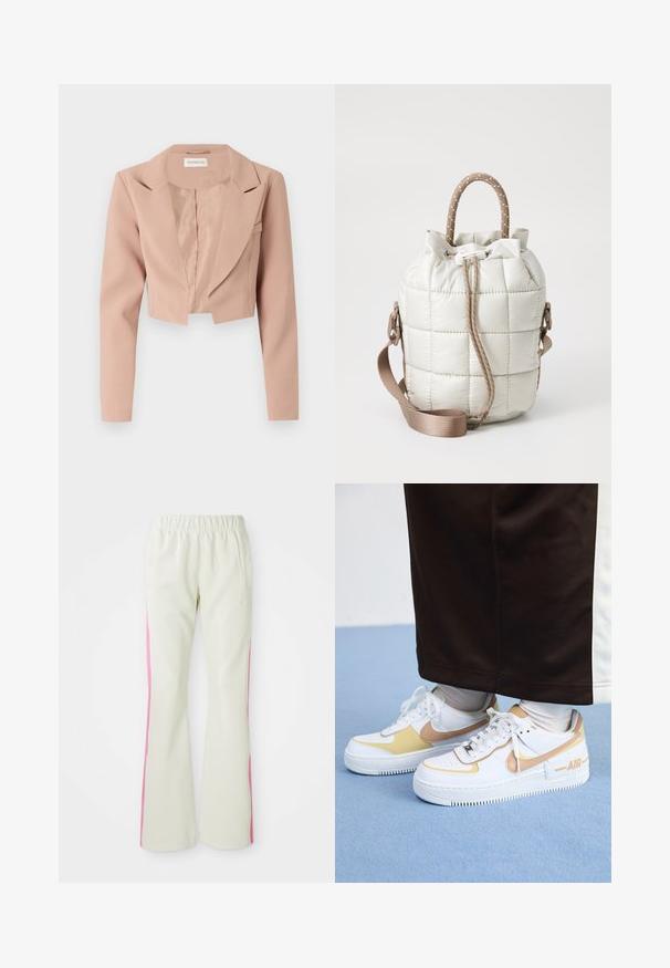 Kurzer Blazer in Hellrosa mit Reverskragen, langen Ärmeln und glattem Stoff in einem schlichten, unbeschmückten Design.; Weißes Baumwoll-T-Shirt mit einem Grafikdruck von Füßen in gelben Nike-Stollenschuhen mit blauen Akzenten, ergänzt durch ein Armband am linken Handgelenk.; Helle beige Hosen mit einem elastischen Bund, ausgestattet mit pinken seitlichen Einsätzen und seitlichen Taschen. Glatte Textur mit geradem Bein.; Weiße Ledersneaker mit goldenen Akzenten, ausgestattet mit einer durchbrochenen Zehenpartie, flachen Schnürsenkeln und einer dicken Gummisohle mit dem "AIR"-Logo an der Seite.; Quilted, hellbeige Tasche mit cinchbarem Oberteil, ausgestattet mit einem geflochtenen Griff und einem abnehmbaren Riemen. Glatte Textur mit sanftem Glanz.