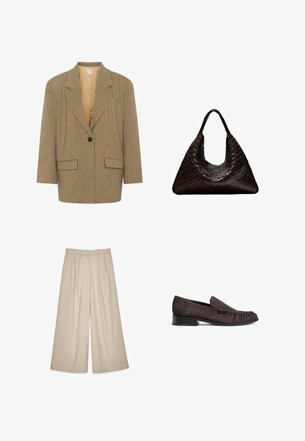 Gestuz CORINA - Blazer - multi-colored; Wit katoenen T-shirt met korte mouwen, een ronde hals en een gladde textuur. De achterkant is effen zonder extra patronen of ontwerpen.; Beige wijde broek met een hoge taille, voorzien van voorplooien en een soepele textuur. Ontworpen voor een relaxed fit met een verfijnde uitstraling.; Bruine suède instappers met een lage zwarte hak en gathered details aan de voorkant. Gladde textuur, ronde neus en minimalistisch ontwerp.; Geweven handtas in donkerbruin met een driehoekige vorm, voorzien van een enkele, gebogen handgreep en een open, ruime interieur.