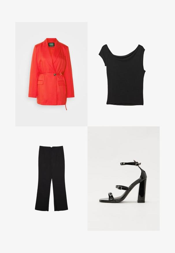 Scotch & Soda BELT DETAIL - Korte frakker - flame red; Sort kortærmet top lavet af glat stof; har en draperet halsudskæring og en asymmetrisk kant, med en tætsiddende pasform.; Sorte bukser med lige pasform, der har frontlommer og slidser i kanten. Lavet af blødt, glat stof. Velegnet til forskellige anledninger.; Sorte patenterede hælsandaler med firkantet tå, ankelremme og sølvspænder. Har en chunky blokHæl for stabilitet.