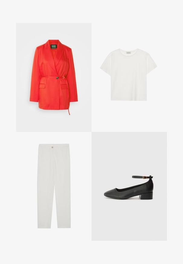 Scotch & Soda BELT DETAIL - Krátký kabát - flame red; Bílé tričko s krátkým rukávem vyrobené z měkké bavlny. Má kulatý výstřih a volný střih. Čistý design bez viditelných vzorů nebo akcentů.; Bílé kalhoty na míru s rovnými nohavicemi, se zapínáním na knoflík, poutky na opasek a bočními kapsami; hladká struktura látky.; Černé kožené lodičky s špičatou špičkou a nízkým blokovým podpatkem. Obsahují pásek kolem kotníku se zlatou sponou. Hladký povrch.