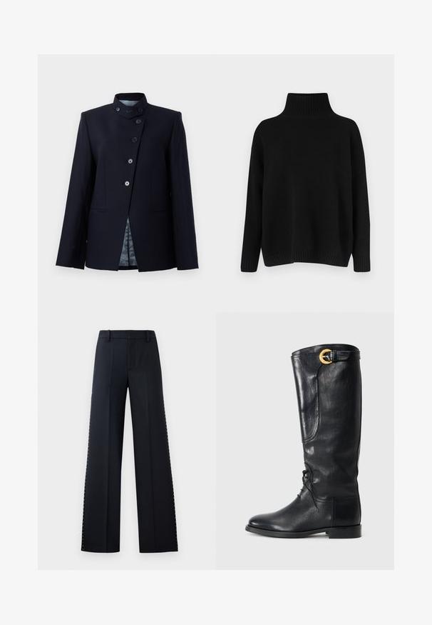 Marineblazer aus einer Wollmischung, mit hohem Kragen, Fünf-Knopf-Verschluss und zwei vorderen Taschen. Gefüttert mit einem gemusterten Stoff.; Schwarzer Strickpullover mit hohem, geripptem Kragen, herabgesetzten Schultern und lockerer Passform. Verfügt über gerippte Bündchen und Saum für zusätzliche Textur.; Schwarze weit geschnittene Hose. Maßgeschneiderte Passform mit glatter Textur. Verfügt über eine Reihe von metallischen Nieten entlang der Seitennaht für Details.; Schwarzer Lederstiefel bis zum Knie mit runder Zehenpartie, schnürbarem Vorderteil, seitlichem Detail und einer goldenen Akzentgürtel am oberen Ende. Glatte Textur.