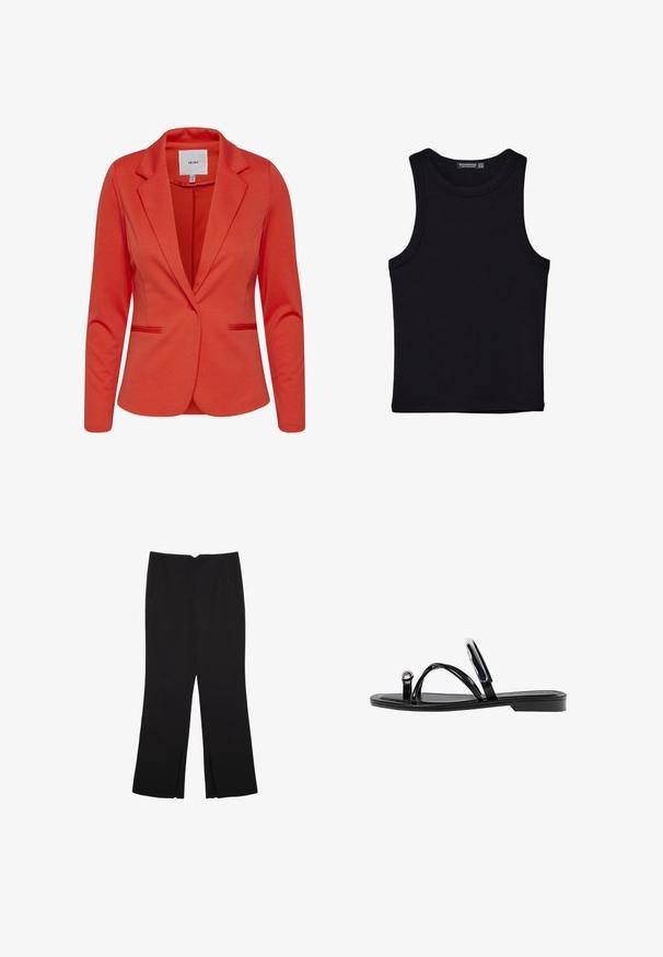 Rdeči blejzer ICHI z ovratnikom z zarezo, dvema sprednjima žepoma in z enim gumbom za zapiranje. Gladka tekstura in prilagojen kroj.; Črna majica brez rokavov iz bombaža, z okroglim izrezom in širokimi odprtinami za roke. Gladka tekstura s šivi na robovih. Klasičen, minimalističen dizajn.; Črne hlače ravnega kroja z naglavnimi žepi in stranskimi razporki na robu. Narejene iz mehke, gladke tkanine. Primerne za različne priložnosti.; Črne ravne sandale s sijajno končno obdelavo, tremi tankimi trakovi in okroglo kovinsko podrobnostjo na prstih. Elegantna zasnova z minimalnim peto.
