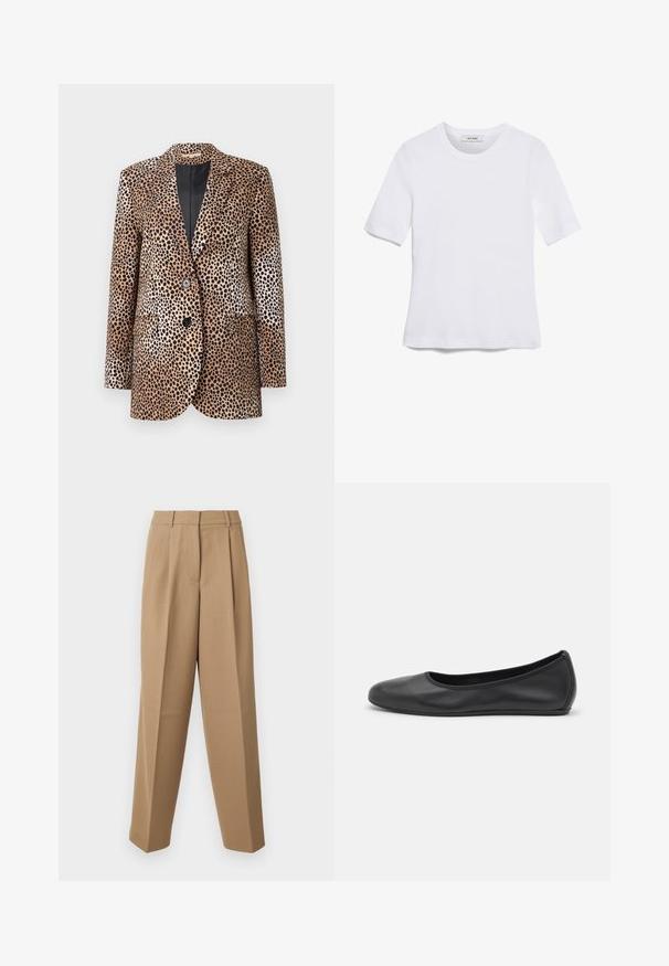 Leopardmønster blazer i beige og sort, med to knapper, slidser og sidelommer, lavet af et glat, blankt stof.; Hvid kortærmet t-shirt lavet af ribbet stof. Rund halsudskæring, almindelig pasform og subtile syninger. Ingen mønstre eller grafik.; Beige skræddersyede bukser med høj talje, plisseret front og bred benudskæring. Stoffet ser glat ud med en let glans.; Sort læderballetsko med rund tå, glat tekstur, minimal syning og et fleksibelt såldesign.