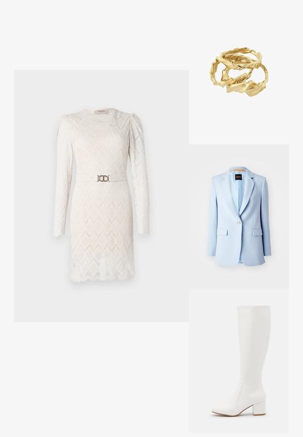 Jasnoniebieska marynarka o dopasowanym kroju z jednym guzikiem, wykrojem klap i dwoma przednimi kieszeniami. Podszewka w kontrastowym pomarańczowym kolorze.; Koronkowa sukienka w odcieniu ecru z długimi rękawami, dekoltem w serek oraz wzorzystą teksturą. Posiada srebrny pasek w talii jako akcent.; Białe bootsy do kolan o gładkim, błyszczącym wykończeniu. Kwadratowy blokowy obcas i subtelne przeszycia wzdłuż boku.; Złociste, skręcone pierścionki nałożone na siebie, o teksturowanym wzorze z gładkimi i zaokrąglonymi krawędziami, tworzącymi organiczny, płynący wygląd.