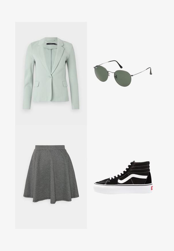 Vaalea vihreä bleiseri, joka on valmistettu sileästä kankaasta. Siinä on viistereunainen kaulus, yksi nappisuljenta ja kaksi etupussukkaa. Pitkät hihat.; Musta ribattava lyhythihainen toppi pyöreällä pääntiellä ja hihattomalla muotoilulla. Valmistettu pehmeästä, joustavasta kankaasta, jossa on siistit reunapainatukset.; Musta-valkoinen ruudullinen skeittihame, jossa on tiukka vyötärö ja levenevä helma, valmistettu tekstuurikankaasta, joka esittää klassista kuviota.; Mustat korkeat tennarit valkoisilla nauhoilla, valkoisella logolla ja kontrastoivalla valkoisella ompelulla. Ominaisuuksiin kuuluu paksu valkoinen pohja ja teksturoitu mokkanahkainen päällinen.; Aurinkolasit metallikehyksillä, joissa on soikeat vihreät linssit. Ohut hopeinen metallikehys ja mustat korvapehmusteet. Minimalistinen muotoilu, ei näkyviä logoja.