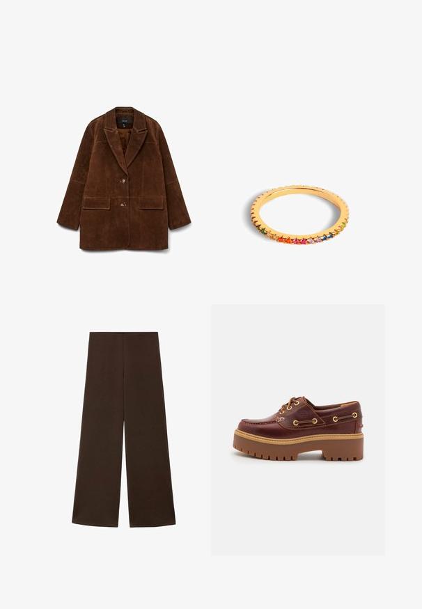 Brauner Wildleder-Blazer mit Reverskragen, zwei Vordertaschen und einem einzelnen Knopfverschluss. Weiche Textur und taillierte Silhouette.; Weißes Baumwoll-T-Shirt mit kurzen Ärmeln, rundem Ausschnitt und glatter Textur. Die Rückseite ist einfarbig ohne zusätzliche Muster oder Designs.; Weite Hosen aus einem glatten, dunkelbraunen Stoff. Sie haben einen hohen Bund und ein minimalistisches Design ohne Verzierungen.; Braune Lederbootsschuhe mit einer massiven braunen Gummisohle, goldenen Ösen und kontrastierenden Nähten. Mit einem Logo an der Seite.; Goldring mit gewelltem Rand, besetzt mit mehrfarbigen, birnenförmigen Edelsteinen entlang des Äußeren für lebendige Details.