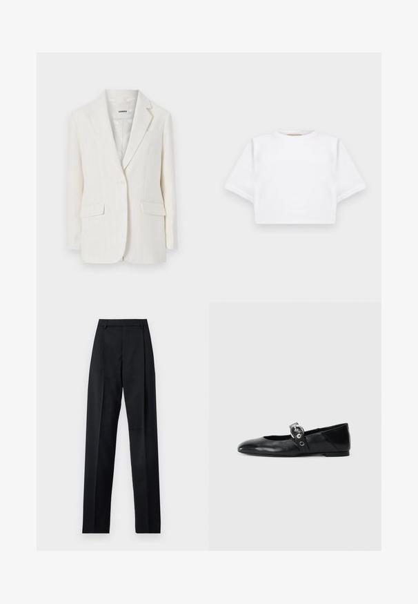 Weißes Blazer mit Nadelstreifen, mit Reverskragen, Ein-Knopf-Verschluss und zwei frontalen Taschen. Glattes Material mit dezenter glänzender Optik.; Beschnittenes weißes T-Shirt aus weichem Stoff, mit kurzen Ärmeln, rundem Halsausschnitt und gerippten Saumdetails. Einfaches und schnörkelloses Design.; Schwarze Hosen aus glattem Stoff mit hoher Taille, weitem Bein, vorderen Falten und klassischen Gürtelschlaufen. Keine sichtbaren Seitentaschen.; Schwarze Ballettflat mit spitzer Spitze, ausgestattet mit einem Riemen und einer runden, metallischen Schnalle sowie einer flachen Sohle.