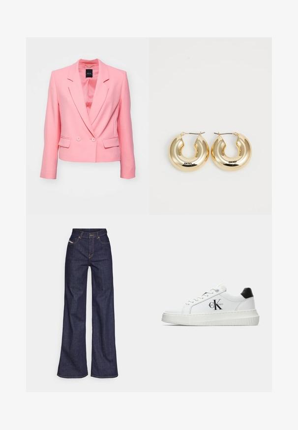 Ružový blejzer s priliehavým strihom, jednoradový predný diel, uzatváranie na dva gombíky a dve bočné vrecká. Vyrobený z hladkej látky s klopovými reverzmi.; Svetloružová bavlnená tričko s kulatým výstrihom, s jemne vyšívaným strieborným logom "Calvin Klein" a diskrétnym dizajnom "CK" na hrudi.; Tmavomodré široké džínsy z denimu s vysokým pásom, zdobené oranžovým šitím, päť vreckovým dizajnom a zapínaním na gombík.; Biele nízke tenisky s čiernym pätkovým dielom, platformovou podrážkou, šnúrkami a logom "CK" značky Calvin Klein na boku.; Zlaté kruhové náušnice s hladkým, zaobleným dizajnom a lesklým povrchom, s klipom pre zabezpečenie. Vypálené s nápisom "DKNY."