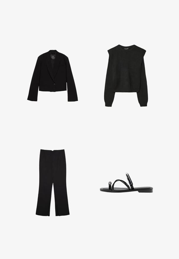 Skraćeni crni sako izrađen od glatke tkanine, s jednim dugmetom, izrezanim reverima i džepom na prsima s minimalističkim dizajnom.; Crna pletena dugoslojna majica sa podloženim ramenima i rebrastim manžetama i rubom, prikazana na bijeloj pozadini.; Crne hlače ravnog kroja, s prednjim džepovima i bočnim prorezima na rubu. Izrađene od mekog i glatkog materijala. Pogodne za razne prigode.; Crne ravne sandale s sjajnom završnom obradom, tri tanke trake i kružna metalna detalj na prstu. Elegantni dizajn s minimalnim potplatom.