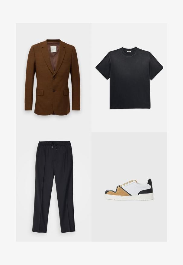 Bruine op maat gemaakte blazer met notch revers, twee knopen, klepzakken en een borstzakje, gelabeld "Sandro" aan de binnenkant van de kraag.; Zwarte katoenen t-shirt met een ronde halslijn en korte mouwen. Heeft een ontspannen pasvorm, een gladde textuur en een minimalistisch ontwerp.; sandro ALPHA - Chino - noir; Sneakers gemaakt van witte textiel met tan suède en zwarte leren accenten, met een ronde neus, platte vetersluiting en een gestructureerde zool.