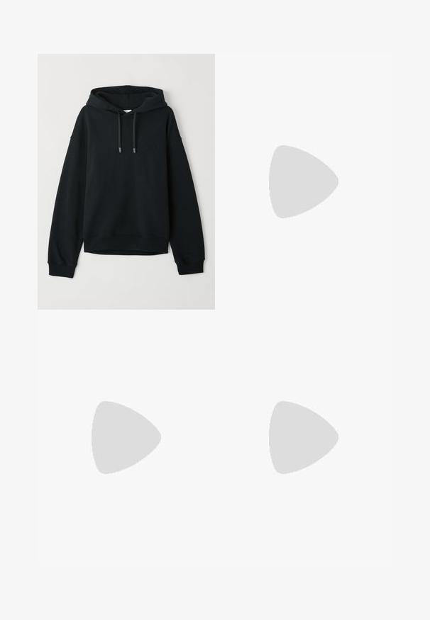 Hoodie noir en mélange de coton doux. Présente une capuche avec cordon, des poignets et un ourlet côtelés, avec un logo discret sur la poitrine.; T-shirt en coton noir avec un col rond et des manches courtes, présentant un motif de fleur brodé en blanc sur la zone gauche de la poitrine.; Shorts en coton beige avec fermeture à bouton, passants de ceinture et poches latérales ; texture lisse et silhouette droite.; Baskets blanches avec des accents jaunes, portées avec des chaussettes rayées crème et marron, assorties à un short en jean bleu. Texture lisse, design décontracté.