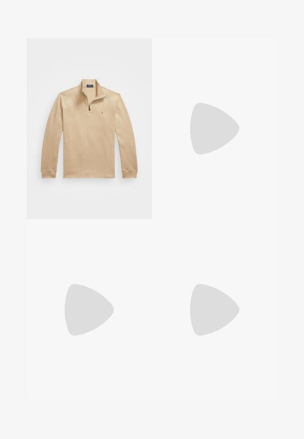 Beige långärmad polo skjorta med dragkedja i halsen, tillverkad av strukturerad tyg, med en liten broderad logotyp på vänster bröst.; Beige bomullströja med rund halsringning, korta ärmar och en broderad logotyp på bröstet. Slät textur, klassisk passform.; Ljus krämfärgade, avslappnade byxor i mjukt tyg. Har elastisk midja med dragsko och smalnande bendesign.; Mörkblå mocka låg top sneaker med en strukturerad yta, gummisula och tonade snören, med en liten logotyp på sidan och hälen.