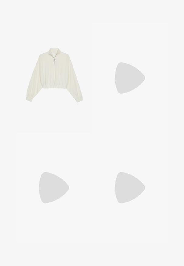 Gerippter Pullover aus cremefarbener Baumwolle mit hohem Kragen, halbem Reißverschluss, elastischen Säumen und Bündchen, glatter Textur und minimalistischem Design.; Schwarze Jogginghose mit einem elastischen Bund, schmal zulaufenden Säumen und einer glatten Textur, ohne sichtbare Logos oder Muster.; Flockige weiße Sneaker aus strukturiertem Mesh und synthetischen Materialien, mit einer dicken Sohle und komplizierten Mustern entlang der Seiten.; Beige Handtasche aus weichem Material, mit einem lässigen Design, gesteppten Details und zwei Schulterriemen. Geeignet für den täglichen Gebrauch.