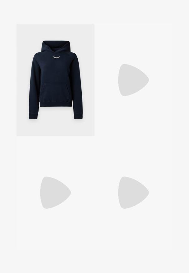 Mörkblå hoodie i mjukt material, med en känguruficka, ribbade ärmslut och en liten silverfärgad vinglogotyp på bröstet.; Ljusblå sporttopp med en åtsittande design, som har marinblå detaljer längs kragen och ärmhålen i ett glansigt, stretchigt material.; Svarta byxor i konstläder med vid benslut, dekorativ vit sömnad, framfickor och en guldknapp i midjan.; Svart läderballerinaskor med rund tå, slät yta, minimala söm detaljer och en flexibel sula.; Rabanne XL LINK  DOUBLE HOOP EARRINGS - Örhänge - gold-coloured