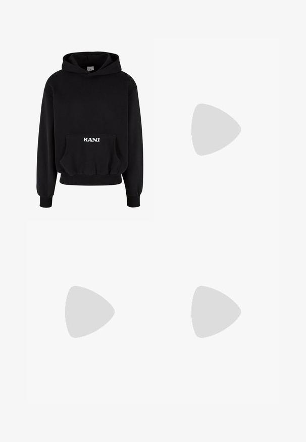 Sudadera con capucha negra hecha de una mezcla de algodón, con un bolsillo frontal y letras blancas "KANI" en el bolsillo. Puños y dobladillo acanalados.; Camiseta de algodón blanca con escote redondo y mangas cortas, con un logotipo bordado en negro centrado en el pecho.; Pantalones vaqueros de denim azul claro con un diseño de pierna recta, cinco bolsillos y cierre de botón metálico. Textura suave y ligeros detalles de desgastado.; Zapatilla blanca de cuero con detalles en negro, que presenta un logotipo distintivo en el lateral, puntera redonda y suela de goma texturizada.