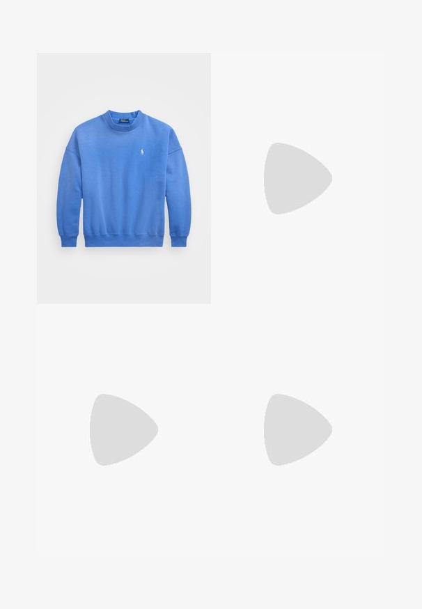 Felpa blu realizzata in morbido misto cotone, con collo rotondo, maniche lunghe, polsini a coste e un piccolo logo ricamato sul petto.; Jeans bianchi a gamba larga realizzati in denim. Presentano chiusura con bottone, tasche anteriori e posteriori, e cuciture rinforzate. Tessuto liscio con dettagli minimi.; Sandali aperti beige chiaro con design a fascia intrecciata, fibbia alla caviglia regolabile e suola piatta marrone. Materiale liscio e decorazioni minimali.; Borsa in pelle rosa con una forma strutturata, caratterizzata da una chiusura lucida e una sola tracolla regolabile. Finitura texturizzata con hardware dorato.