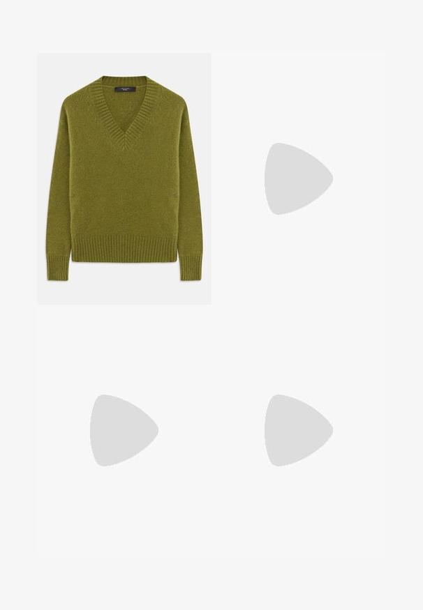 Zielony sweter w serek z miękkiego, teksturowanego materiału. Posiada ściągacze przy mankietach i u dołu, luźny krój oraz minimalistyczny design.; Spodnie flare w kwiecisty wzór, z białymi stokrotkami i pomarańczowymi środkami na ciemnym tle. Wykonane z lekkiego materiału.; Paul Smith AMIRA  czarny; Czarna skórzana torebka z srebrnym łańcuszkiem, ozdobiona dekoracyjnymi skrzydłami i białym przeszyciem wzdłuż dolnego szwu.