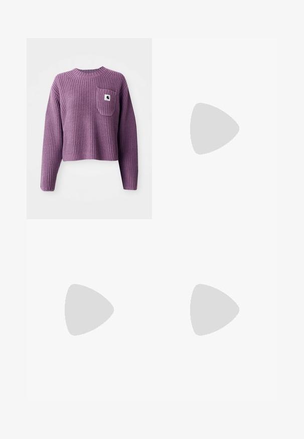Sweater roxo com nervuras, mangas longas, gola redonda e um bolso frontal com um pequeno emblema. Tecido de malha texturizada.; T-shirt de algodão bege com um corte descontraído, gola redonda, mangas curtas e um pequeno patch de logotipo quadrado na área do lado esquerdo do peito.; Calças cargo verde claro feitas de tecido de algodão. Apresentam uma cintura alta, punhos enrolados e dois bolsos laterais cargo para maior utilidade.; Ténis de tom bege claro com realces em roxo, sola de borracha goma e atacadores planos. Usados com calças pretas, exibidos sobre uma superfície verde texturizada.