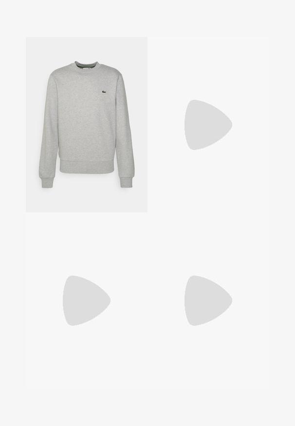 Sweatshirt gris en tissu doux, avec un col rond, des manches longues et un petit logo vert sur la poitrine gauche.; T-shirt en coton blanc avec un logo de crocodile bleu et le texte "LACOSTE", manches courtes, coupe décontractée et texture douce.; Shorts en coton verts avec une taille élastique, deux poches cargo latérales et un petit logo sur la poche gauche.; Basket blanche en cuir avec une semelle en caoutchouc, accent vert au talon et petit logo vert. Présente des panneaux latéraux texturés et des lacets ronds.