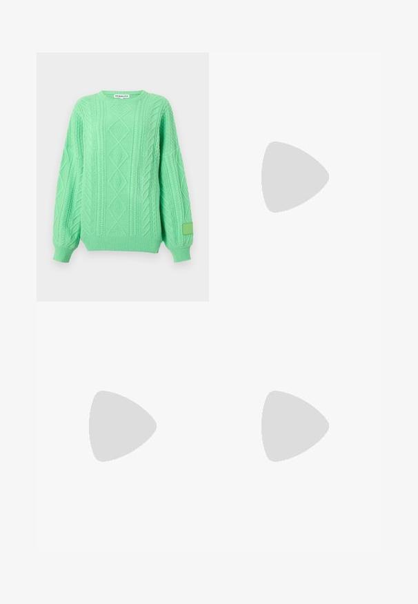 Stieglitz FAUVE JUMPER - Strickpullover - green; Hofmann Copenhagen ILIANA - Bluse - black; Schwarze Kunstlederhosen mit weitem Schnitt, ausgestattet mit weißen Nähten, frontalen Taschen und einem goldenen Knopf am Bund.; Schwarze Leder-Ballettschuhe mit abgerundeter Spitze, glatter Textur, minimalen Nähdetails und einem flexiblen Sohlen-Design.