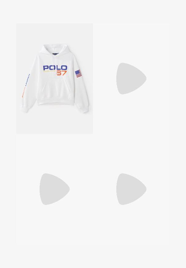 Vit huvtröja med "POLO 67" i blått och orange, med "RALPH LAUREN" i blått på ärmen och en amerikansk flagga-applikation.; Marinblå polo t-shirt i bomull med kort ärm, tre knappar i halslinningen och en röd broderad logotyp på vänster bröst.; Mörkblå träningsoverallsbyxor med elastisk midja och dragsko, avsmalnande muddar och en liten röd logotyp på vänster lår. Mjuk tygstruktur.; Vita lädersneakers med en slät yta, marinblå detaljer och en liten logotyp på sidan. Har platta snören och mönstrad gummisula.