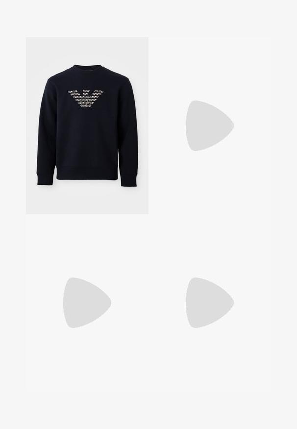 Navy modra majica s dolgimi rokavi in okroglim izrezom, ki ima na sredini prsnega dela vzorčasto logo orla z začetnicama "GA".; Črne bombažne hlače s slim fit krojem, sprednjimi žepi, zapiranjem na gumb in subtilno logotipno obrobo na pasu.; Bela usnjena športna obutev z gladko površino, okroglo prst, ravne vezalke in teksturiran podplat. Ima diskretno logo na peti.; Črna torba Emporio Armani s prečko čez telo, sprednjim žepom z zadrgo, nastavljivim trakom in detajlom logotipa na strukturirani tkanini.