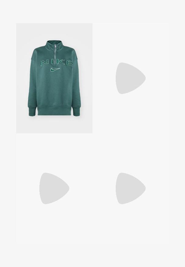 Nike Sportswear LOGO - Sweatshirt - vintage green/jade horizon; Ljusblå vida jeans med hög midja, som har en urtvättad finish, framfickor och en subtil klyvning längst ner på benen.; Ljusblå mesh Nike-sneakers med en strukturerad yta, svart swoosh och krämfärgad mellansula, kombinerade med mörkgrå vida byxor.; Guldiga hoopsörhängen, tunna och runda i formen, med en slät metallisk finish utan utsmyckningar eller mönster.