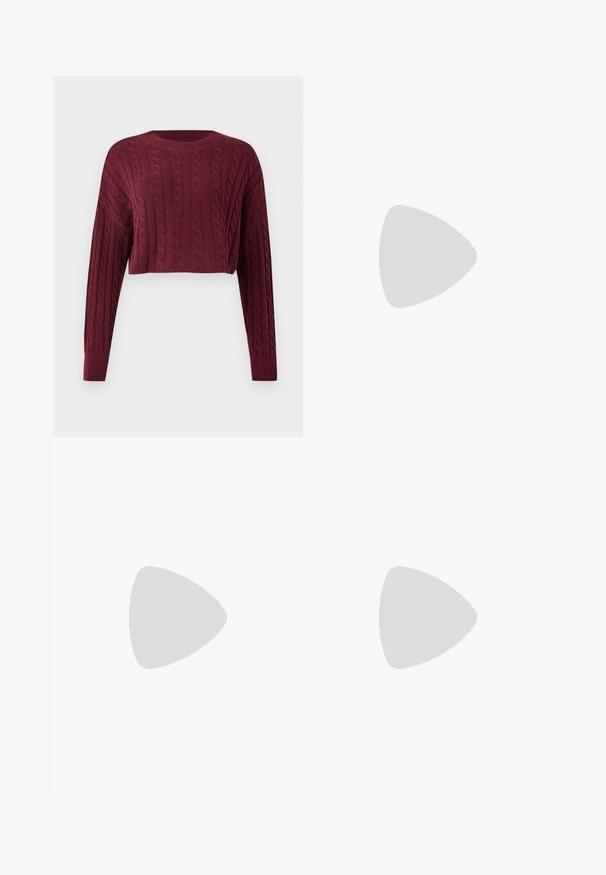 Bordeaux cropped trui met een kabelpatroon, lange mouwen en een geribbelde halslijn en manchetten, met een textuurstof.; Zwarte flared jeans van denim, met een hoge taille, twee voorzakken en accenten in goudkleurig metaal. Soepele textuur, wijduitlopende pijpen.; Bordeaux gepatenteerd lederen ballerina met een ronde neus, een klein strikaccent aan de voorkant en een lage, zwarte rubberen zool. Glad textuur.; Grijs geribbelde crop top en olijfgroene hoge taille rok. Model houdt een witte schoudertas met uitsparingen vast. Eenvoudig ontwerp, aansluitende silhouet.