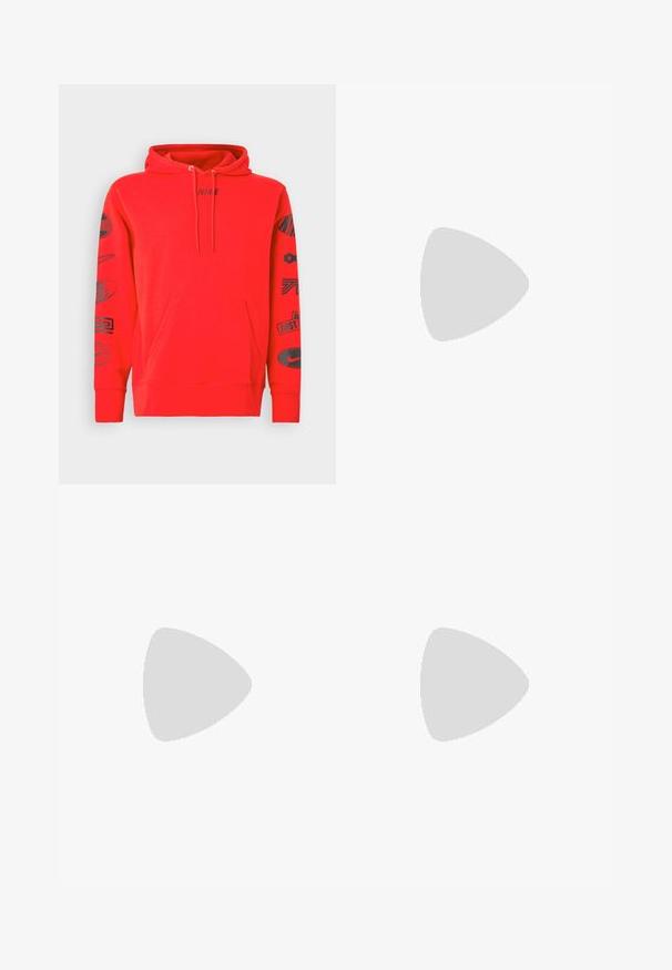 Hoodie rouge avec une poche kangourou, doté de logos et de designs imprimés en noir sur les manches et la poitrine, fabriqué à partir d'un tissu doux.; Pantalons de survêtement noirs en mélange de coton, avec une taille élastique à cordon de serrage, des chevilles resserrées et un petit logo blanc sur le côté.; Des baskets Nike Air Max 90 blanches présentent un dessus en cuir lisse et en mesh, des détails perforés, une semelle rembourrée et une unité d'air visible pour le confort.; Nike Sportswear ELEMENTAL PREMIUM - Sac banane - blue