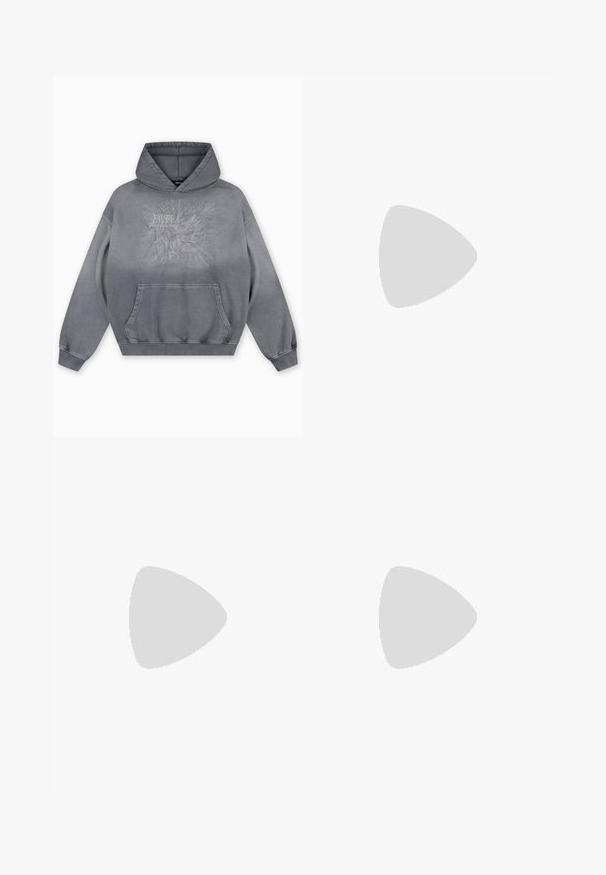 Harmaa hupullinen collegepaita, jossa on tekstuuri- ja painatuskuvio, jossa lukee "FAVELA Worldwide" ja kotka-aiheinen kuvio, edessä kengurutasku ja resorit hihansuissa.; Henkilö, jolla on päällään löysät ruskeat kordaattihousut, kädet Taskuissa ja mustat kengät, kuvattu vyötäröstä alaspäin valkoista taustaa vasten.; Puma-tenniset valkoisesta ja mustasta mokasta, joissa on ruskea kumipohja. Yhdistetty valkoisten sukkien kanssa, joissa on musta logo, tummien housujen kanssa.; Musta aurinkolasit suorakulmaisine linsseineen, matasta muovista valmistettu kehys ja suorat reunat. Sisähaara on varustettu merkkilogolla.