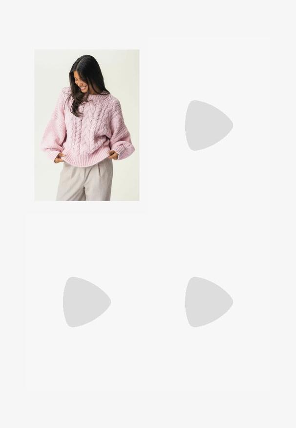 Svijetlo ružičasti pleteni pulover s pletenim uzorkom, širokim rukavima i rebrastim donjim dijelom. Tkanina izgleda mekano i masivno, što dodatno povećava toplinu.; Bijela mini suknja od lagane tkanine. Ima naborani, lepršavi dizajn s širokim pojasom. Glatka tekstura, bez vidljivih uzoraka.; Smeđi antilop čizmi do gležnja s mekanim postavljanjem, debljim bež platformski potplat i stražnjim povlačnim trakama. Teksturirana površina s vidljivim šavovima.; Okvir okruglih, smeđkastih sunčanih naočala s sjajnim burgundskim okvirom. Uski nositelji s suptilnim brendiranjem. Ravna leća.; Prugasti šal od mekane, teksturirane vune; s crvenim, ružičastim i bijelim prugama te svijetlim resicama na krajevima.