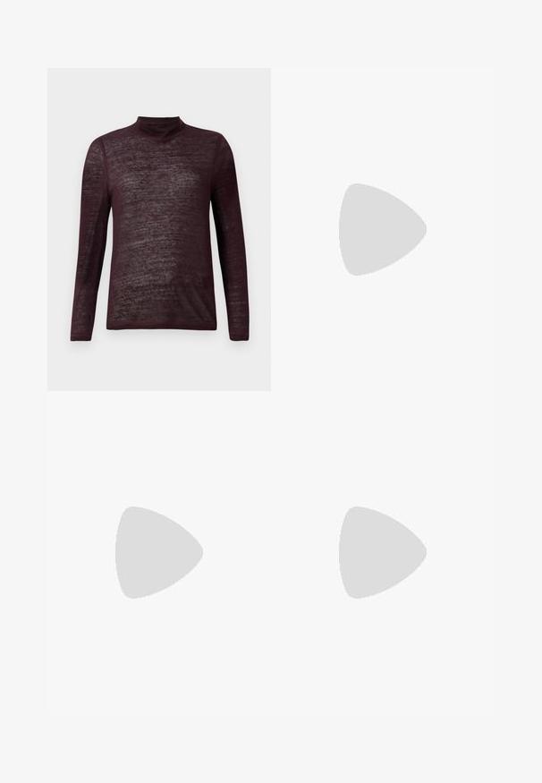 Langärmliger, leichter burgunderfarbener Rollkragenpullover mit einer halbtransparenten Stricktextur, flach auf einem weißen Hintergrund präsentiert.; Beige Leder-Midi-Rock mit glatter Textur, weitem Bund und ausgestellt geschnittenem Saum; mit gesteppten Nähten für zusätzlichen Detailreichtum.; Graue, gestreifte, weit geschnittene Hosen aus einem glatten Material, kombiniert mit schwarzen Lederballetschuhen mit runder Spitze.; Weiße Clutch-Tasche mit einem strukturierten, gequilteten Design. Sie verfügt über einen dünnen, abnehmbaren Riemen und einen silberfarbenen Hardware-Akzent an der Vorderseite.