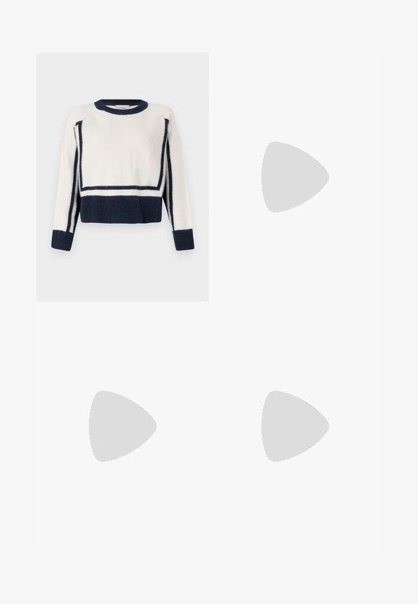 Pepe Jeans CREOLA CREW - Pulover - oyster white; Tricou negru supradimensionat cu mâneci scurte, purtat peste un top cu mânecă lungă. Fabricat dintr-un material moale, texturat, cu detalii subtile ale logo-ului.; Jeans din denim gri închis cu croială dreaptă, design cu cinci buzunare și estompare subtilă. Coadă întărită și detalii metalice.; Botină din piele neagră, cu vârf pătrat, accent triunghiular auriu și toc de înălțime medie. Textură netedă pe un fundal strălucitor argintiu.