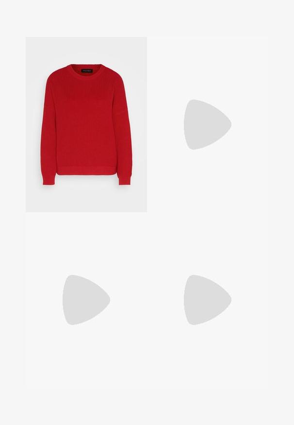 Rød strikket genser med rund hals, ribbestruktur og litt oversized ermer. Har en rett nederkant og slitesterkt materiale.; Svart lærskjørt med en tettsittende design. Jevn tekstur, sømmer som fremhever formen, og en rett kant. Minimalistisk og elegant utseende.; Sorte ankelstøvler med en glat lærfinish, elastiske sidepaneler, løkker til å dra dem på, og en tykk, strukturert såle for bedre grep.; Sølv hoops øreringer med et glatt, buet design. Metallet er polert, med minimalistisk maskinvare og en subtil gravert logo.
