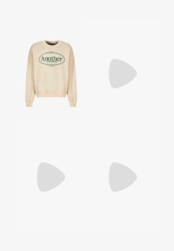 Beige neulepusero, jossa on pyöreä logo, jossa lukee "Another" tummanvihreällä kukkareunalla. Ribbattu pyöreä pääntie ja hihansuut.; Valkoinen pitkähiha shirt, valmistettu kevyestä kankaasta. Sisältää klassisen kauluksen, nappikiinnityksen ja pyöristetyt hihansuut.; Vaaleansiniset farkut, joissa on slim fit -malli, viisi taskua, vyölenkit ja nappisuljenta. Kangas on sileä ja siinä on haalistuneita yksityiskohtia.; Vihreät mokkanahkaiset tennarit, joissa on kolme valkoista raitaa ja kultainen brändäys. Ominaisuuksiin kuuluu pyöristetty kärki ja kumimainen pohja pitoon.