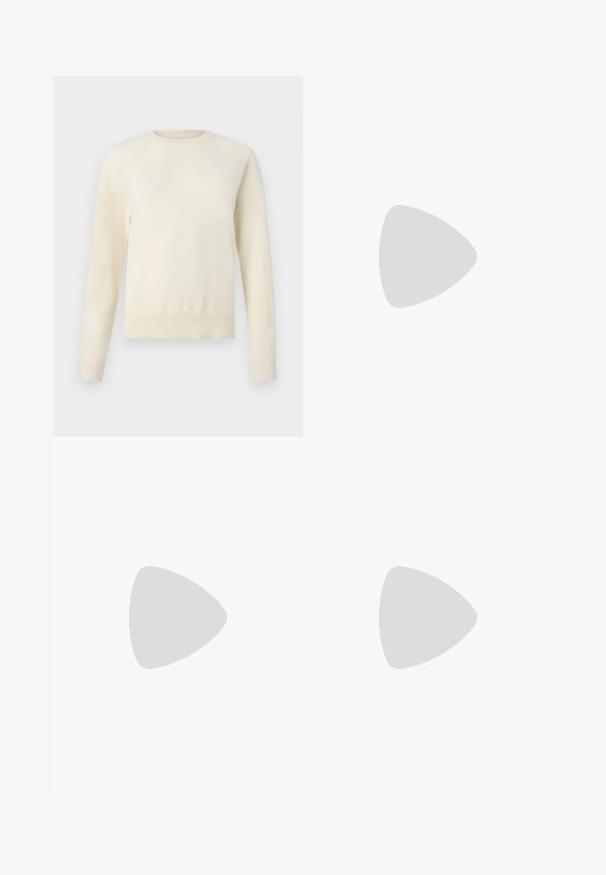 Hellcremefarbener Pullover mit langen Ärmeln, rundem Halsausschnitt und geripptem Saum. Hergestellt aus einem weichen Material mit glatter Textur.; Weite, dunkelblaue Jeans aus Denim mit hoher Taille, ausgestattet mit einem Kordelzug, fünf Taschen und kontrastierenden Nähdetails.; Loeffler Randall ROXY STRETCH - Stiefelette - espresso; Braune Wildleder-Tasche mit breiter Form und weicher Textur, ausgestattet mit einem einzigen Tragegurt und minimalem Zubehör vor einem neutralen Hintergrund.