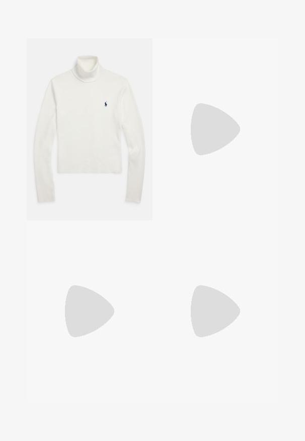 Weißer Pullover mit Rollkragen und langen Ärmeln, mit kleinem dunkelblauem Polo-Spieler-Logo auf der linken Brust.; Weiße Weitbein-Hosen mit hoher Taille, ausgestattet mit einem Knopfverschluss und subtilen Stickdetails. Hergestellt aus Baumwolle mit glatter Textur.; Braune Lederloafer mit einer weichen Textur, ausgestattet mit einem breiten Riemen über dem Fußrücken und einer flachen Gummisohle. Schlichtes, zurückhaltendes Design.; Weißes Lederhandtasche mit geschwungener Form, goldenen Beschlägen und strukturiertem Finish, getragen über einem dunklen Blazer und einem weißen Hemd.