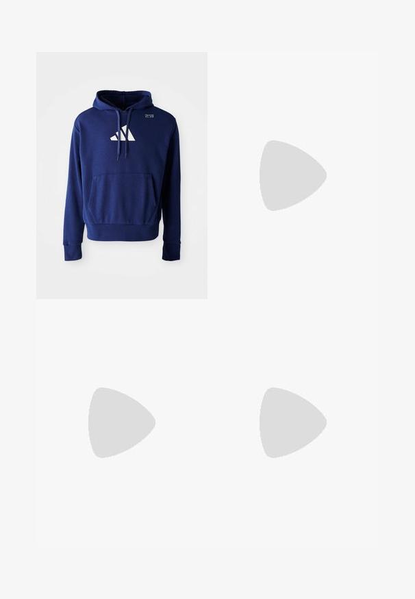 Marineblaues Sweatshirt mit Kängurutasche, Kapuze mit Kordelzug und weißem Logo mit drei diagonalen Streifen auf der Brust. Weiches Gewebe.; Weißes ärmelloses sportliches Tanktop aus leichtem Stoff, mit schwarzem Adidas-Logo auf der linken Brust und einem runden Ausschnitt.; Schwarze Sportshorts mit einem elastischen Taillenbund, seitlichen Schlitzen und reflektierenden Logoakzenten. Hergestellt aus leichtem, glattem Material.; Schwarzes Sport-T-Shirt und weiße Shorts mit seitlichen Schlitzen. Die Person springt Seil und trägt schwarze Turnschuhe und Socken auf einem glatten Boden.