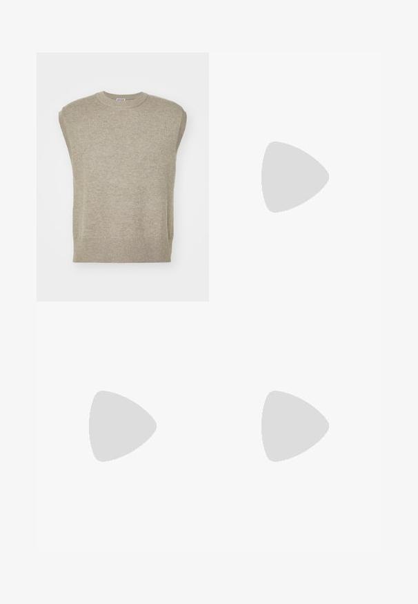 Suéter sin mangas de punto en color beige claro, con cuello redondo, dobladillo acanalado y un diseño sencillo con textura suave.; Camiseta blanca de manga corta con cuello redondo, confeccionada en una tela suave, que presenta un corte holgado y una etiqueta de logo sutil en el costado.; Pantalones cortos negros plisados hechos de una tela con una textura suave, que presentan un cierre frontal con botón y piernas anchas y sueltas.; Mocasines de cuero marrón con costuras decorativas y una puntera texturizada. La suela presenta un diseño resistente, que ofrece tracción y durabilidad.